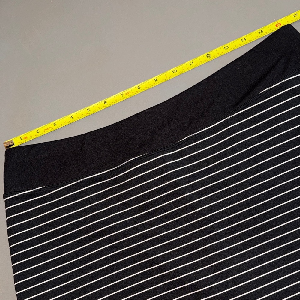 Athleta Black with White Stripes Skort Mini Skirt Built in Shorts Size L - Picture 6 of 7